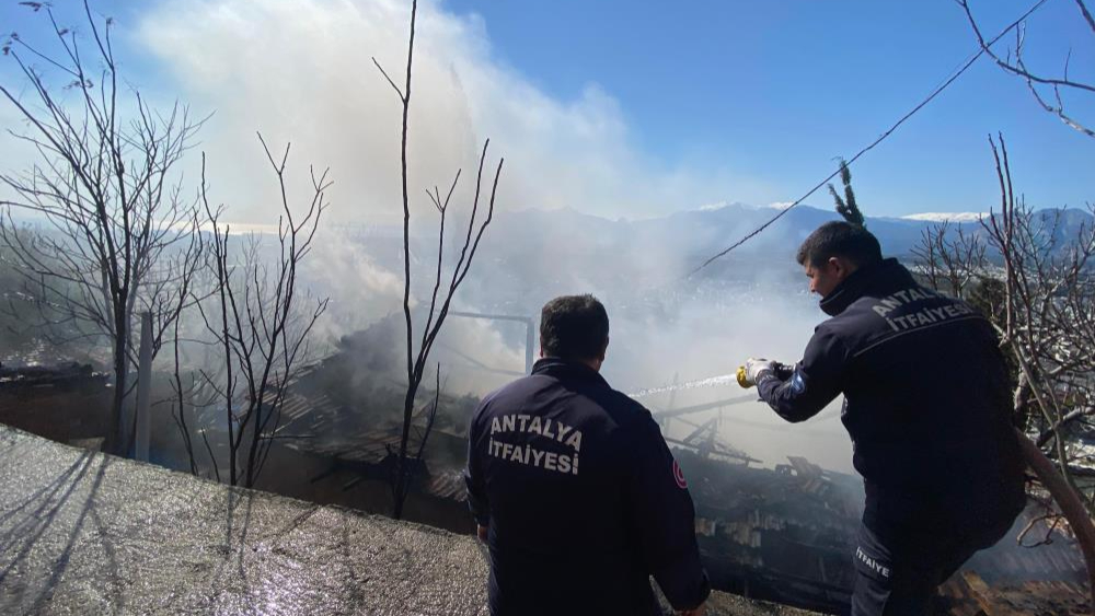 Evinin yanışını çaresiz gözlerle izledi, odaların halini görünce başını duvara yaslayıp öylece kaldı