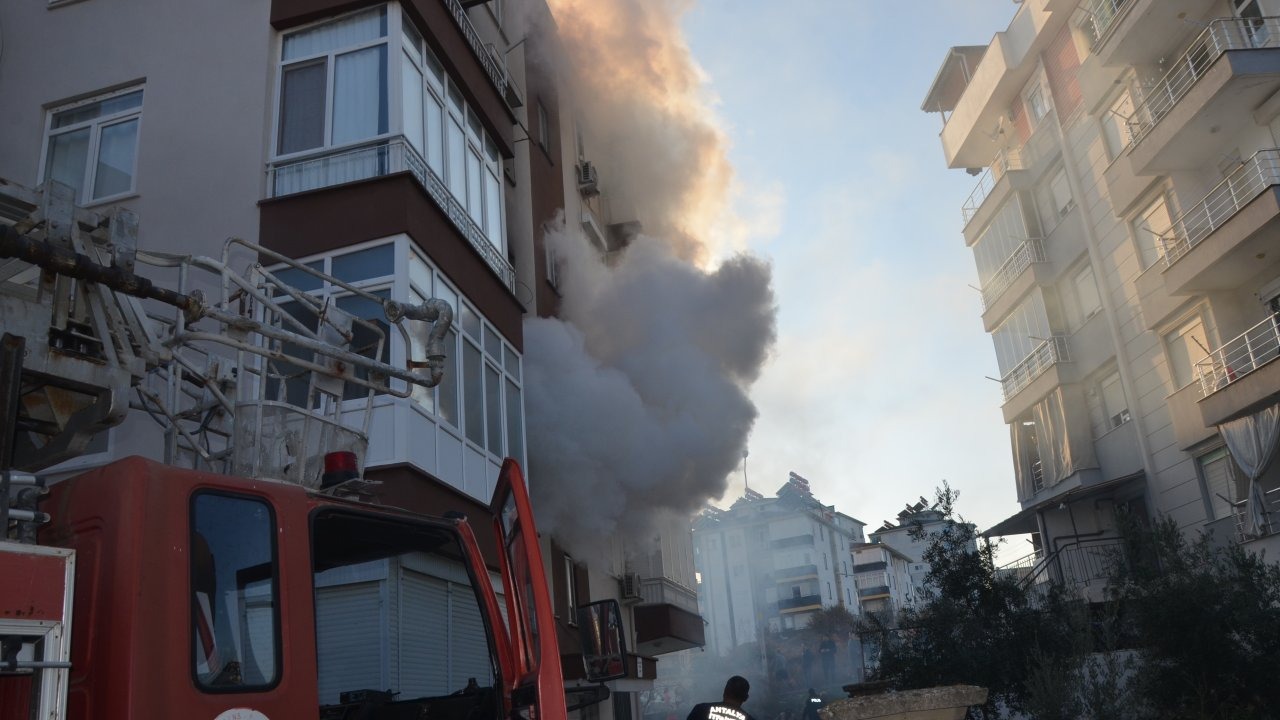 Serik'te ev yangını korkuttu, itfaiye 2 kediyi kurtardı