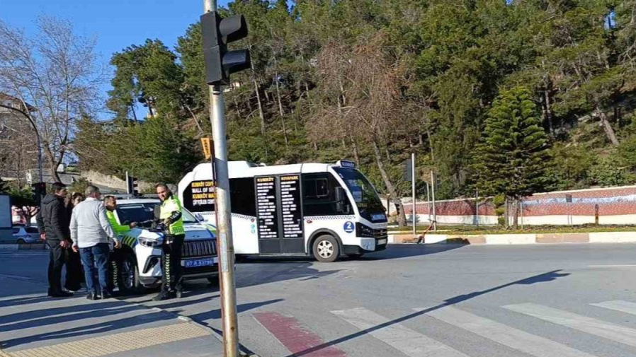 Yaya geçidinde hafif ticari araç yayaya çarptı:1 yaralı