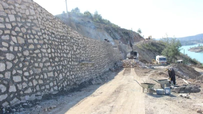 Büyükşehir heyelan yaşanan yollarda duvar örüyor