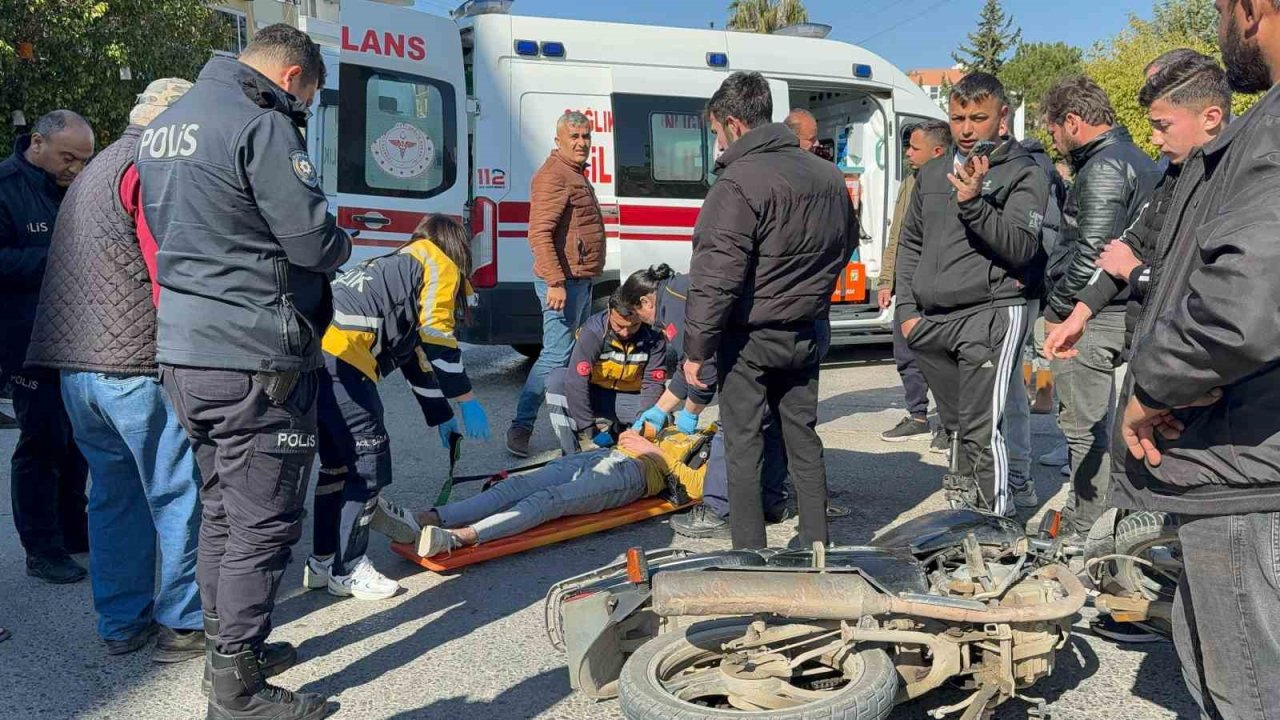 Hafif ticari araç motosikletle çarpıştı, o anlar güvenlik kamerasına yansıdı: 1 yaralı