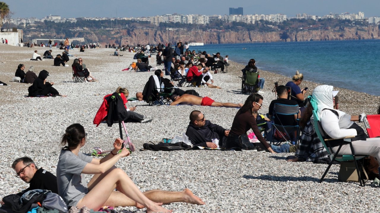 Antalya'da Şubat Sıcağı: Konyaaltı Sahili'nde Güneşin Tadını Çıkaranlar!