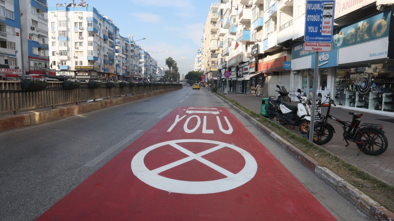 Antalya'da otobüslere özel şerit uygulaması başladı