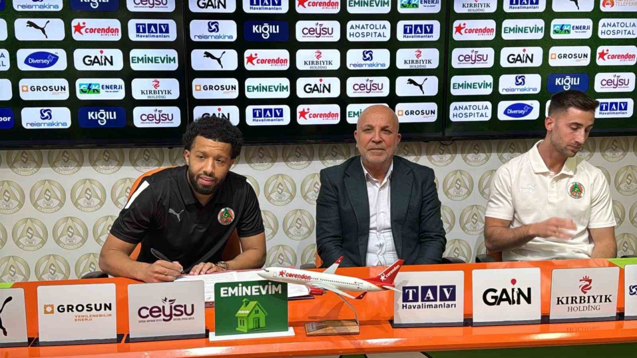 Alanyaspor’da toplu imza töreni