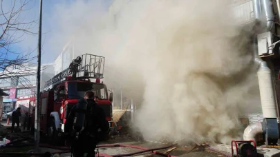 Antalya’da matbaada çıkan yangın 2 saatte kontrol altına alınabildi