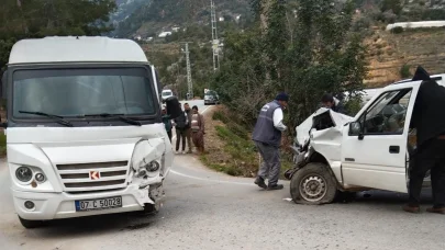 Antalya’da öğrenci servisi ile kamyonet çarpıştı: 21’i öğrenci 24 yaralı