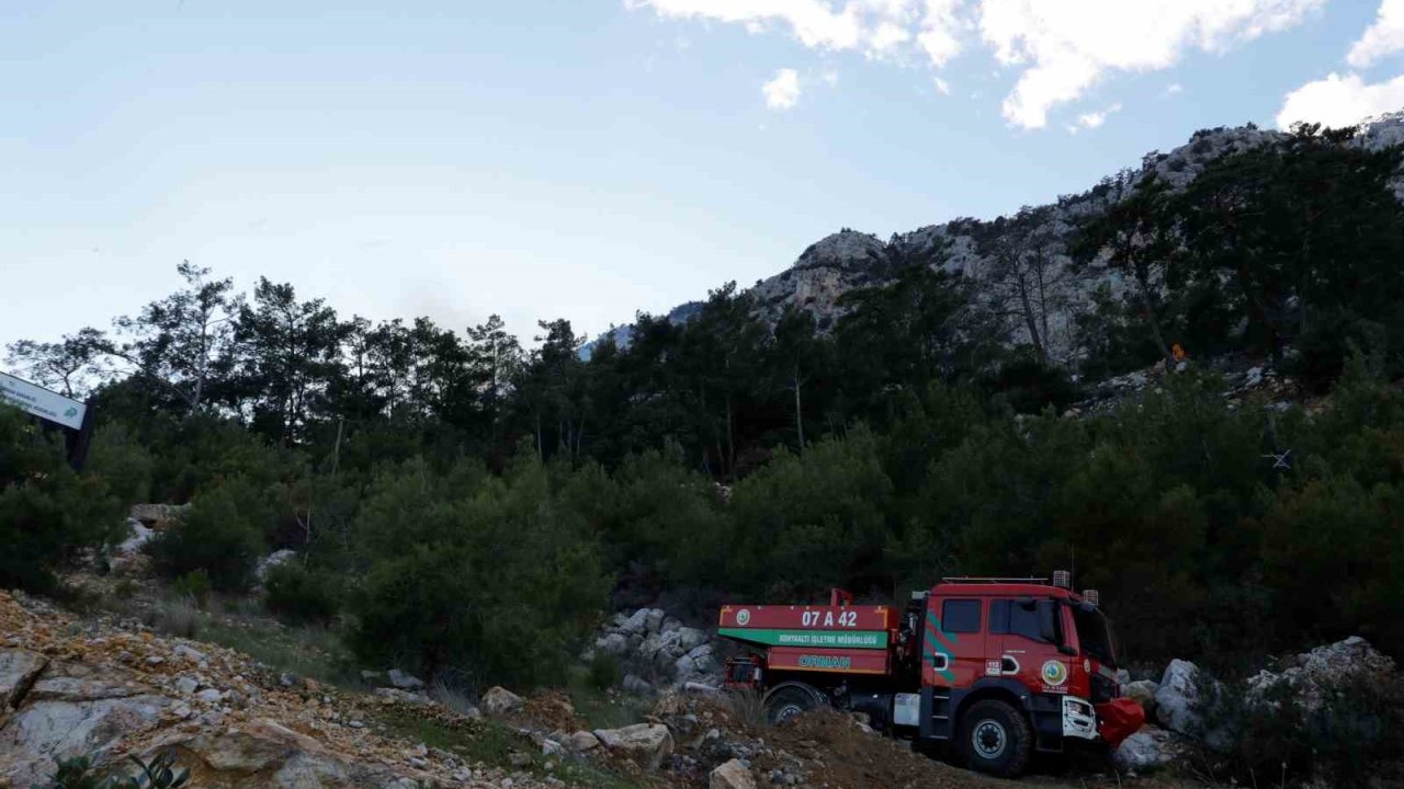 Antalya’daki orman yangını kontrol altına alındı, 2 hektar alan zarar gördü