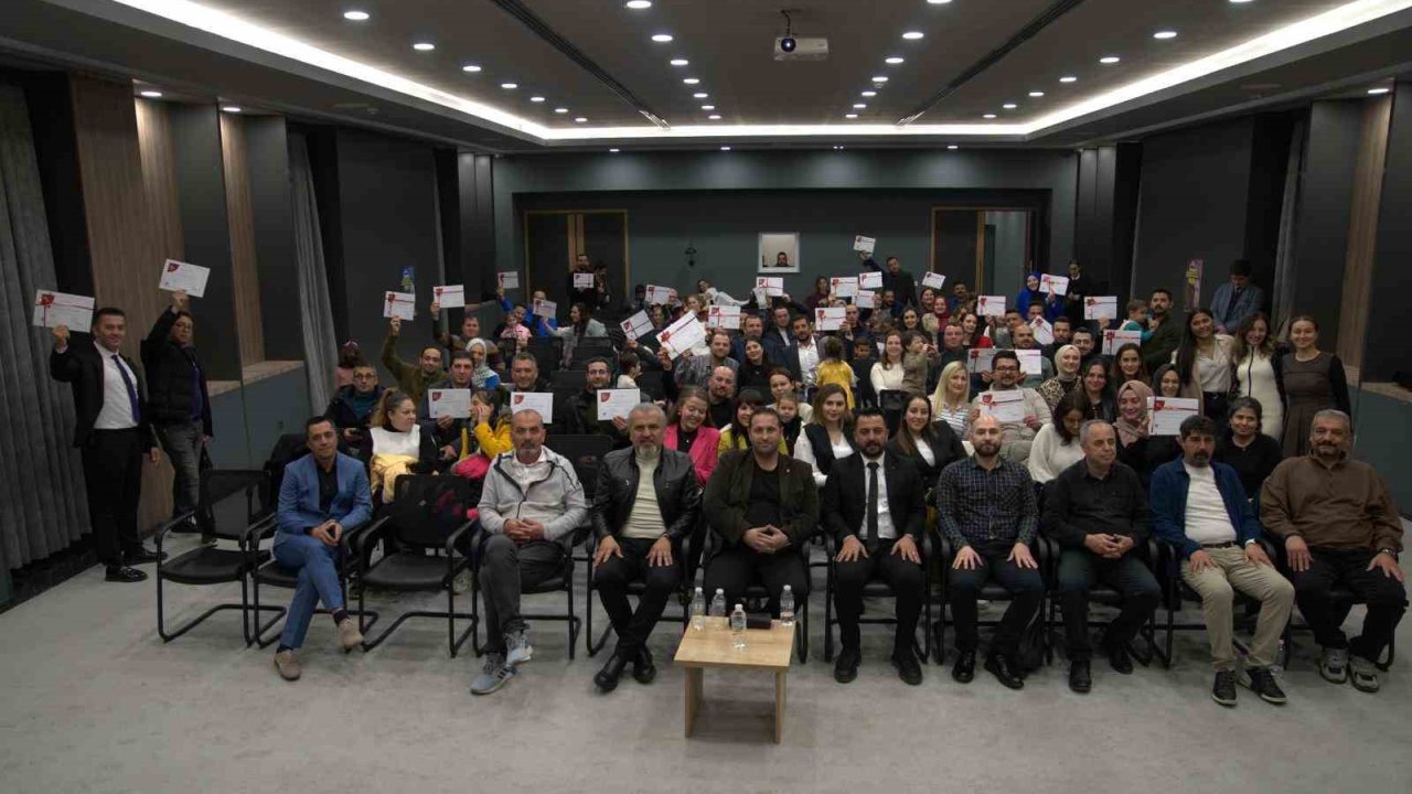 Antalya'da "Baba Çocuk Oturumu" programını tamamlayan babalara sertifikaları verildi