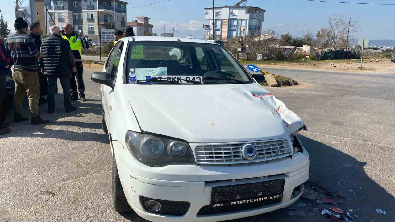 Antalya’da kamyonetle otomobilin çarpıştığı kazada baba ve oğlu yaralandı