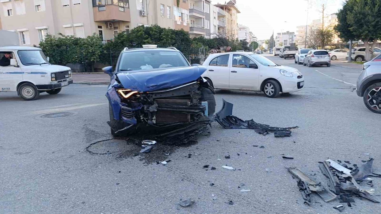 Kontrolsüz kavşakta iki otomobil çarpıştı, fenalaşan sürücü hastaneye kaldırıldı