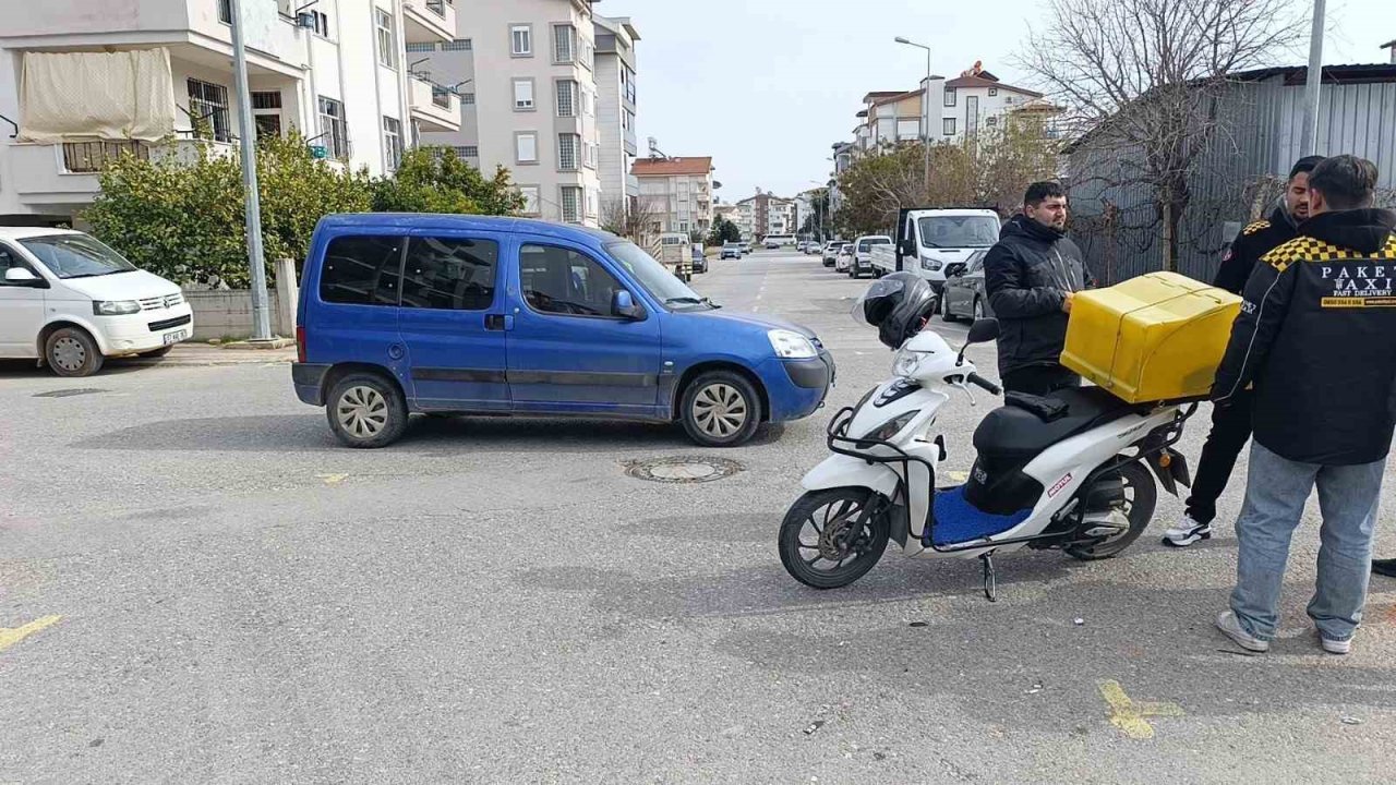 Antalya’da  kontrolsüz kavşakta, motosiklet ile hafif ticari araç çarpıştı