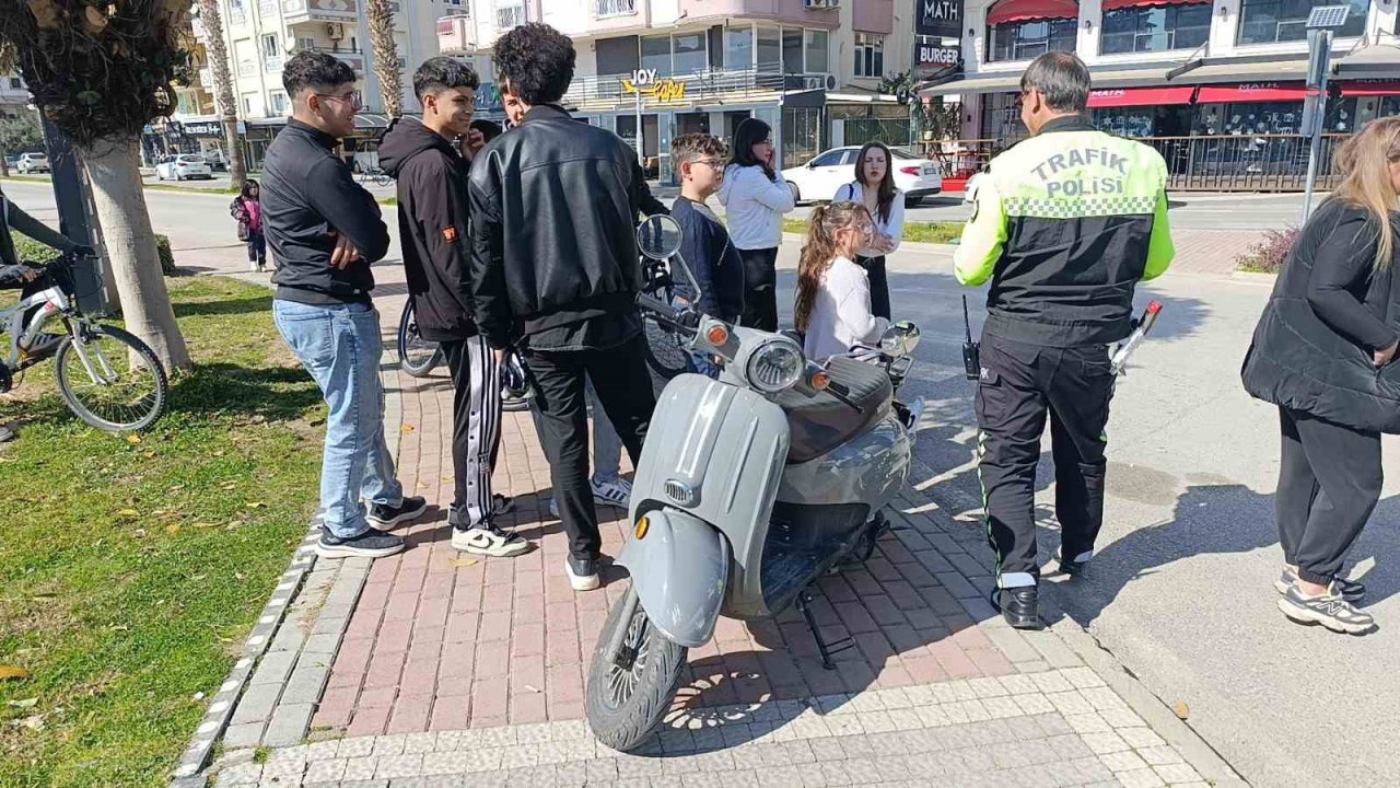 Antalya'da otomobille çarpışan elektrikli bisikletin sürücüsü yaralandı