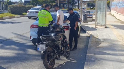 Antalya’da denetime takılan ehliyetsiz sürücü ağabeyinin kimliğiyle uygulamayı atlatmak istedi