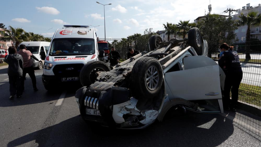 Antalya’da önce palmiyelere çarptı, ardından takla atan araçta sıkıştı