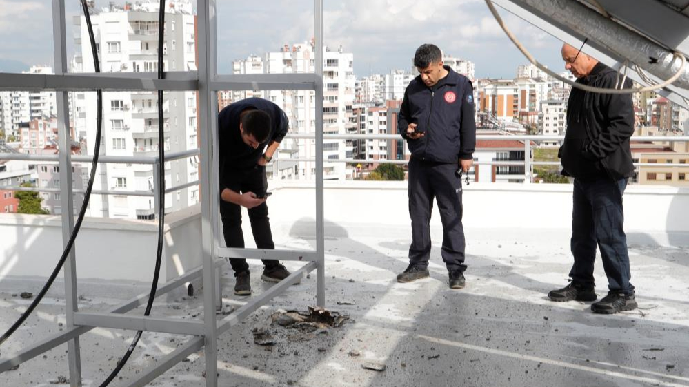 Bir anda düşen yıldırım bomba gibi patladı, apartmanda delik açıldı