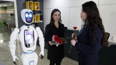 Robot öğretmen Ada'dan erkek öğrencilere: Kadına şiddete sessiz kalmayın