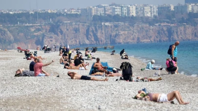 Sıcaklık 20 dereceyi buldu, Antalya'da sahiller doldu