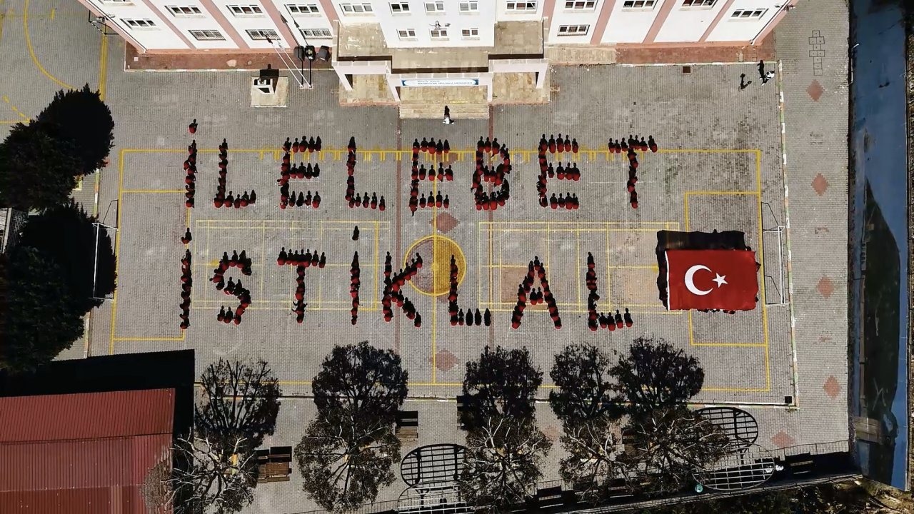 300 öğrenciden İstiklal Marşı'na özel proje