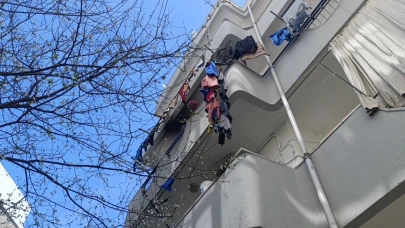 Apartmanın balkonunda çıkan yangını bina sakinleri söndürdü