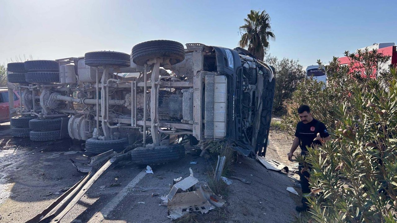 Antalya'da devrilen beton mikserinde sürücü yaralandı