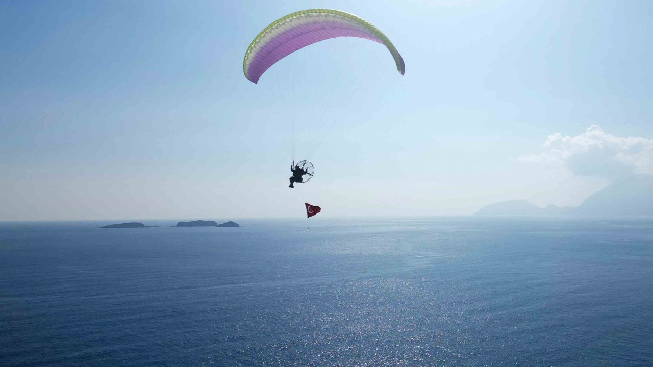 Kemer'de gökyüzü paramotor festivaliyle şenlenecek