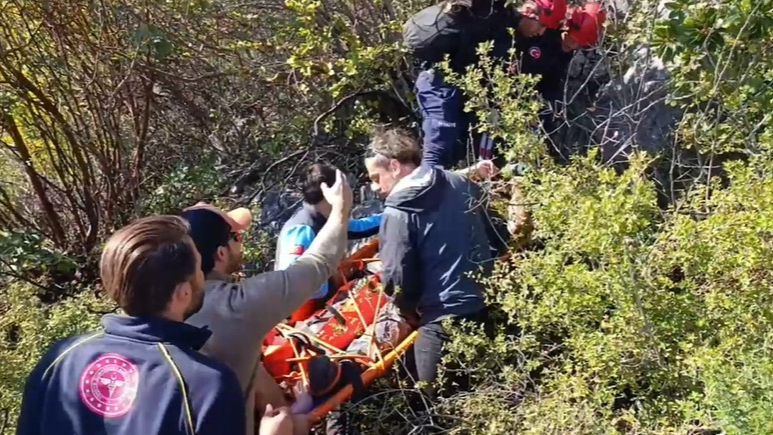 Alçak uçuş yaparken paraşütü makilere takıldı, düştüğü yerde mahsur kaldı