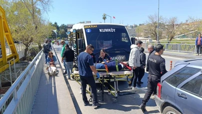 Antalya'da yolcu minibüsü, otomobile çarptı 2’si Alman uyruklu turist 3 yolcu yaralandı