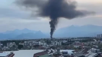 Atık malzeme yangınından çıkan dumanlar gökyüzünü kapladı