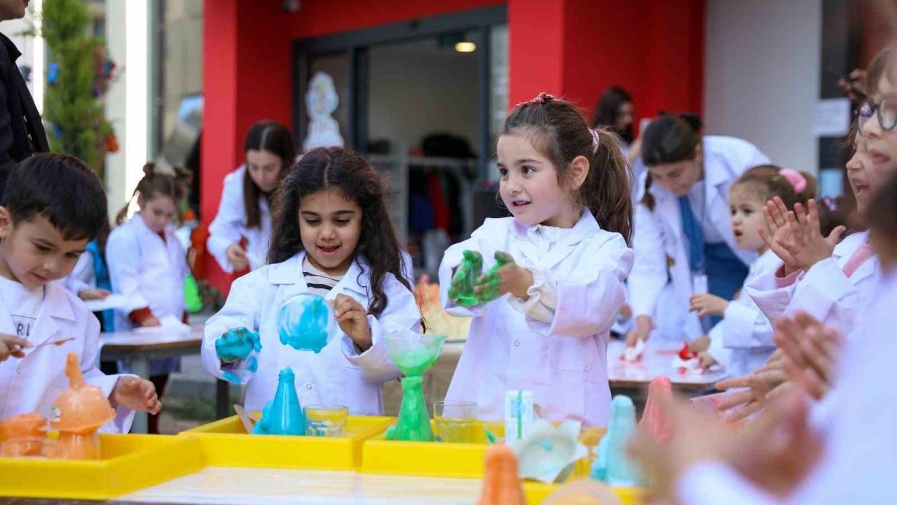 Alanya’da çocuklar Bilim Şenliği’nde buluştu