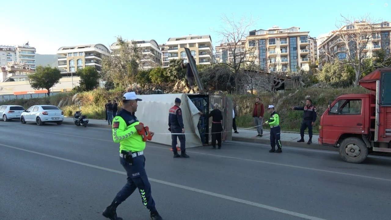 Alanya’da muz yüklü kamyonet devrildi :1 yaralı