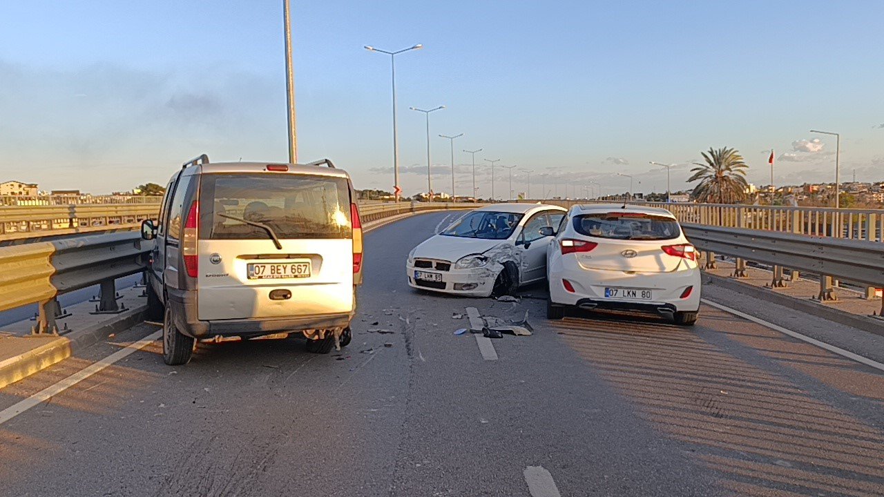 Antalya’da 3 araçlı zincirleme kaza: 2 yaralı