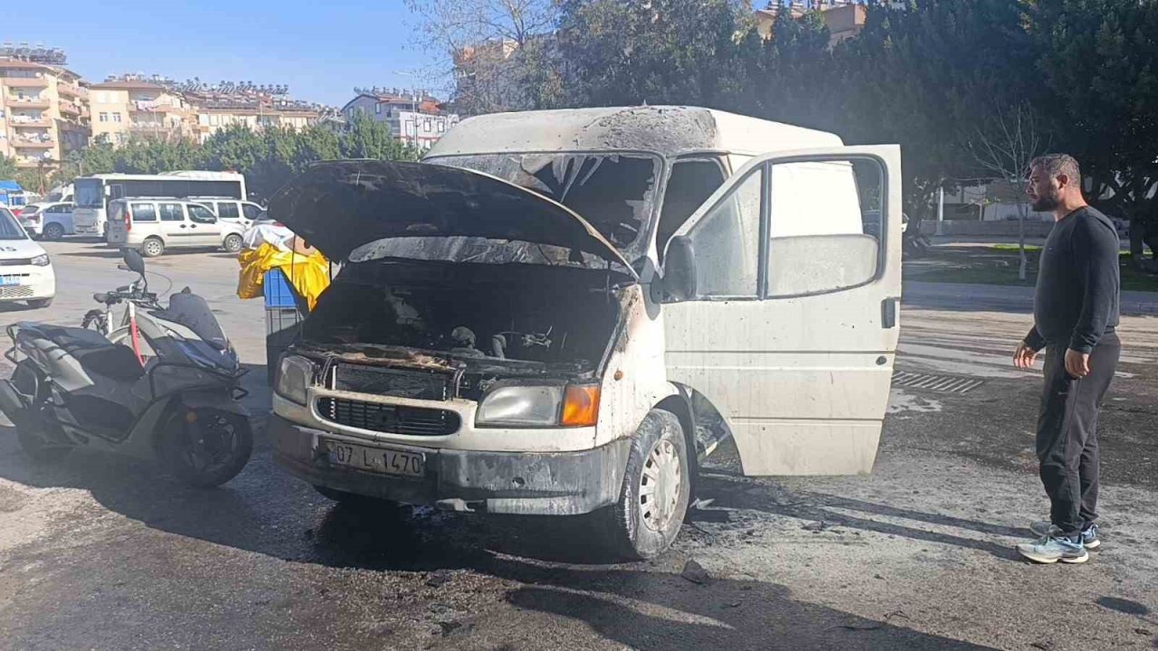 Antalya’da kaportacıya bırakılan araçta yangın çıktı