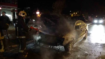 Antalya’da seyir halindeyken alev alan otomobil ekiplerce söndürüldü