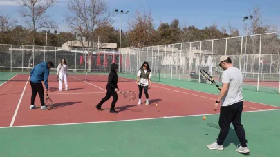 Antalya Büyükşehir Belediyesi’nden ücretsiz tenis eğitimi