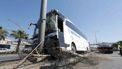 Direksiyonu kilitlenen yolcu otobüsü direğe çaptı: 1 yaralı