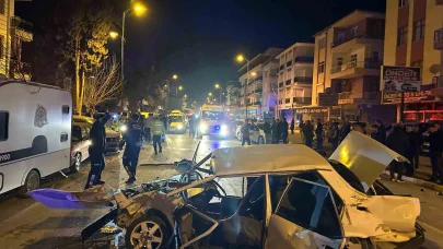 Fiat Tofaş otomobil, park halindeki araçlara çarpıp hurdaya döndü: 1’i ağır 2 yaralı