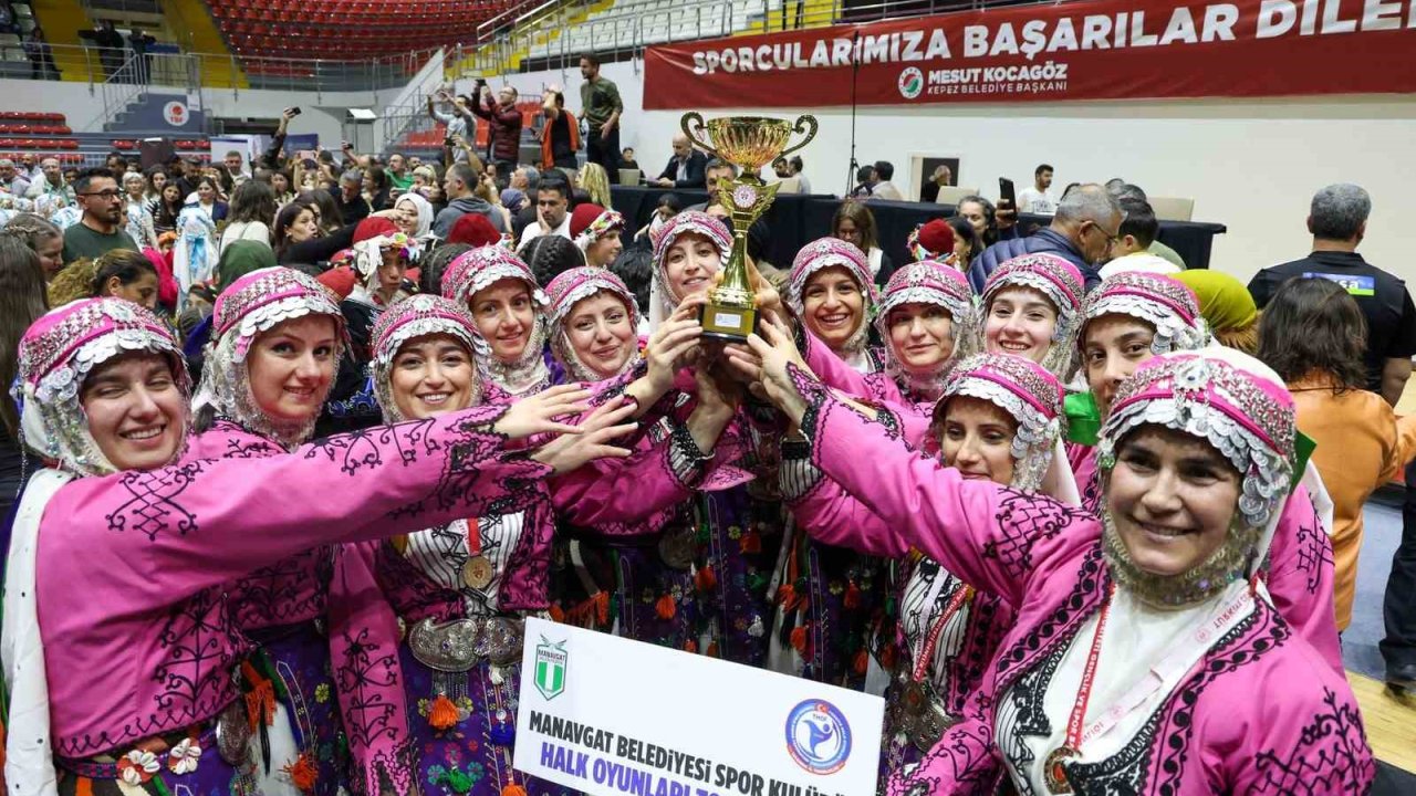 Manavgat Belediyesi Halk Oyunları Topluluğu bölge finallerinde yarışmaya hak kazandı