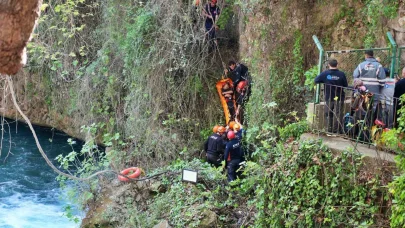 Antalya'da manzara izlerken 15 metreden düştü, film gibi operasyonla kurtarıldı