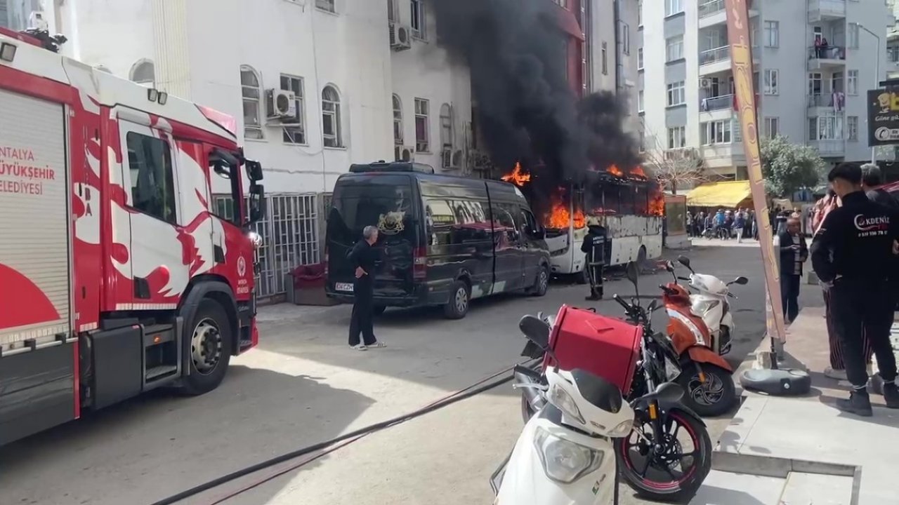 Midibüs alev alev yandı, mahalle sakinleri endişe içinde izledi