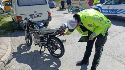 Antalya'da motosikletler kavşakta çarpıştı: 2 yaralı