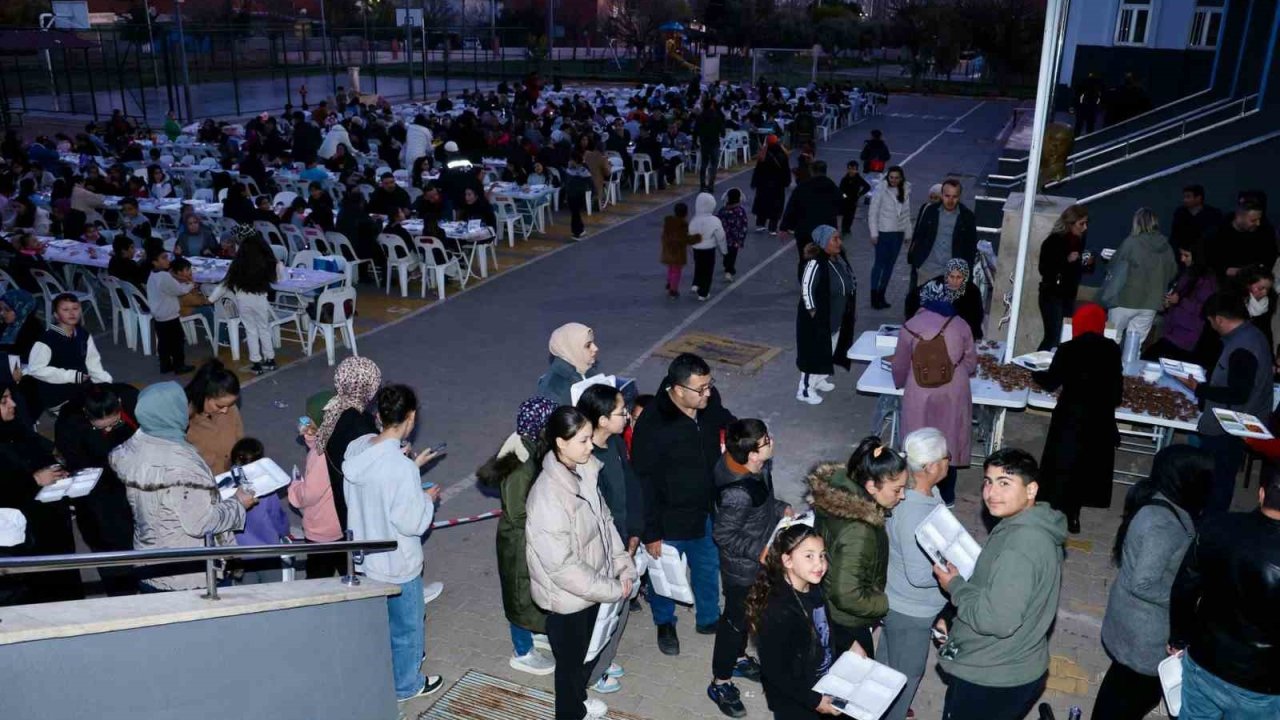 Öğrenci velileri okul bahçesinde düzenlenen iftarda buluştu