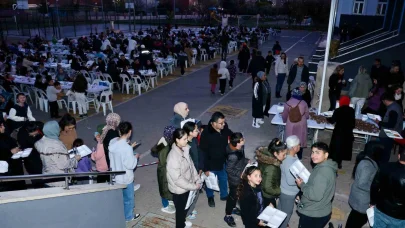 Öğrenci velileri okul bahçesinde düzenlenen iftarda buluştu