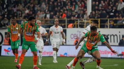 Trendyol Süper Lig: Corendon Alanyaspor: 1 - Galatasaray: 0 (İlk yarı)