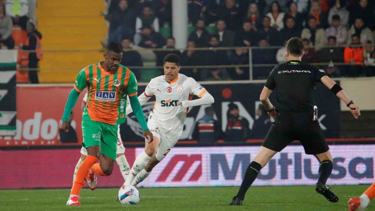 Trendyol Süper Lig: Corendon Alanyaspor: 1 - Galatasaray: 2 (Maç sonucu)