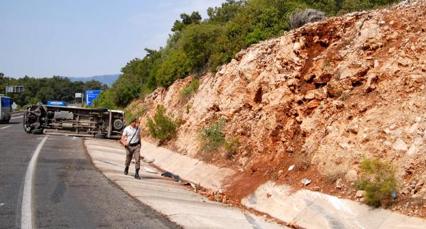 MİNİBÜS DEVRİLDİ: 1 YARALI