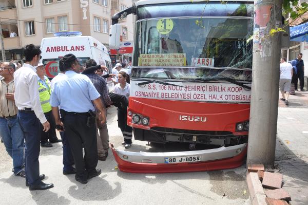 Osmaniye'de Halk Otobüsü Otomobile Çarptı: 6 Yaralı