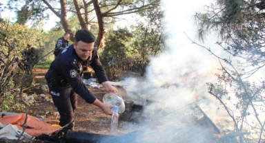 Alkışlanacak hareket. Su dolu bidonlarla alevlerin ormana sıçraması önlendi