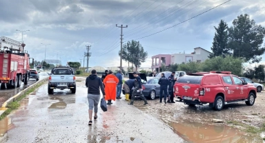 Antalya'da sağanak yağışta araçlar yollarda kaldı