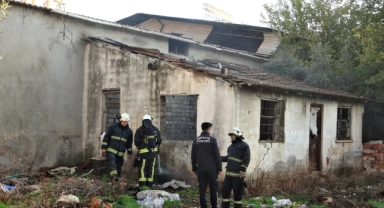 Bimekan şahısların yaktığı ateş az daha metruk binayı ateşe veriyordu 